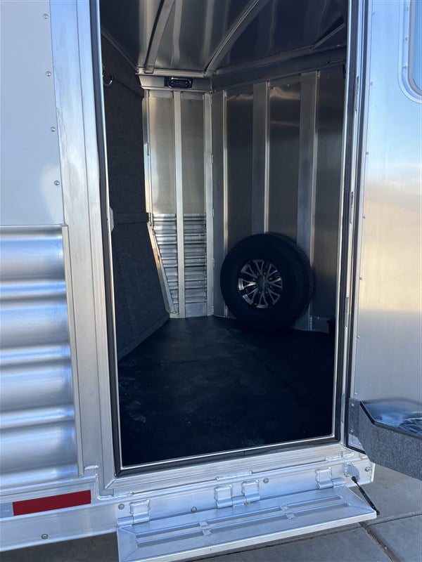 Trailer Photo 11