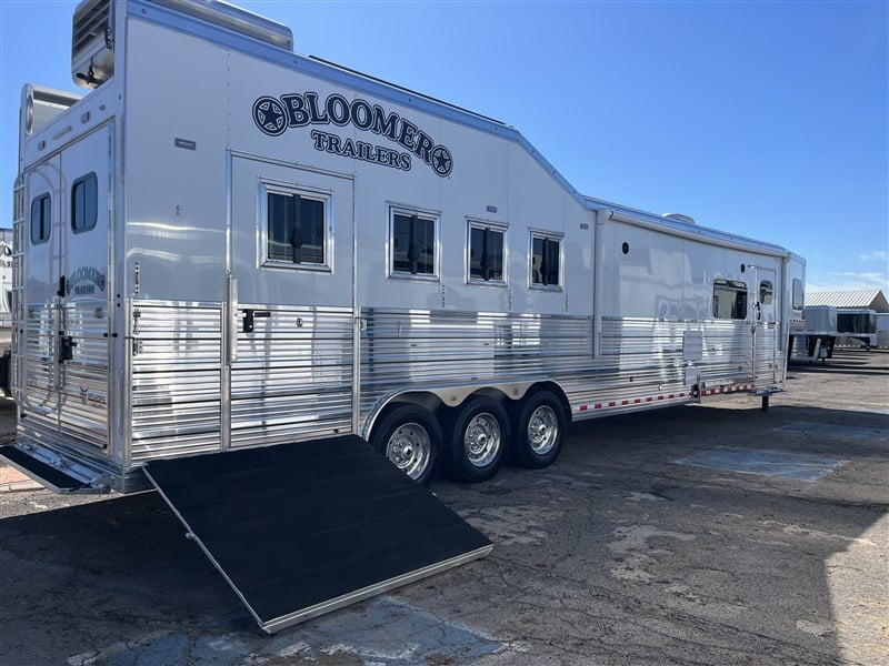 2024 Bloomer 4 horse side load with 18’ sw