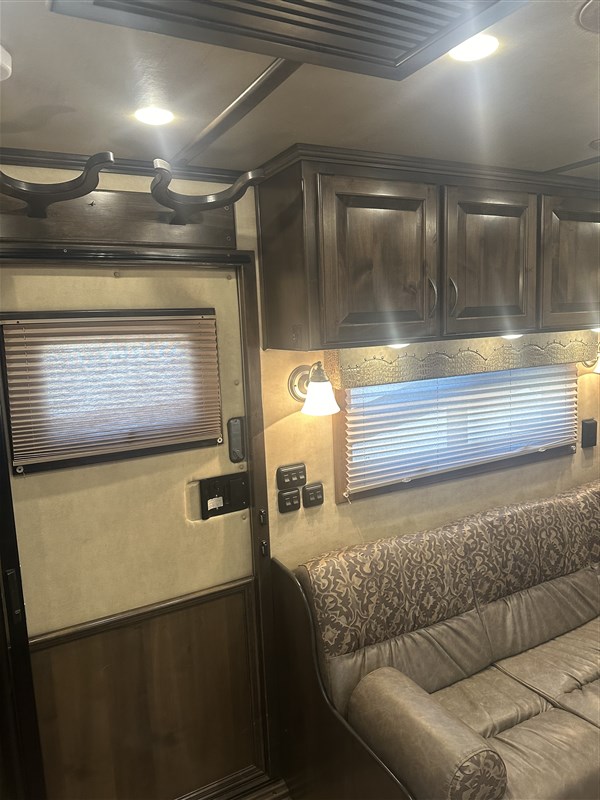 2017 Bloomer 4 horse 17' sw w/ trail boss conversions