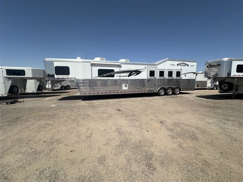 2017 Bloomer 4 horse 17' sw w/ trail boss conversions
