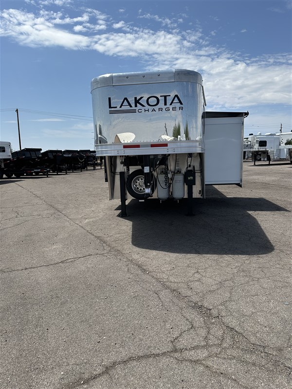 2025 Lakota 11' s/w with 16' stock area