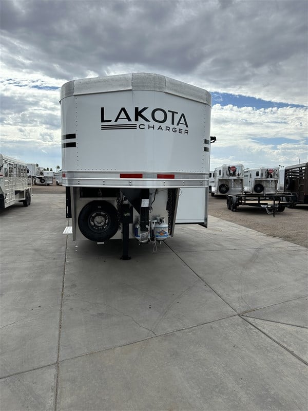 2025 Lakota 6'8" wide w/ 12' sw stock back