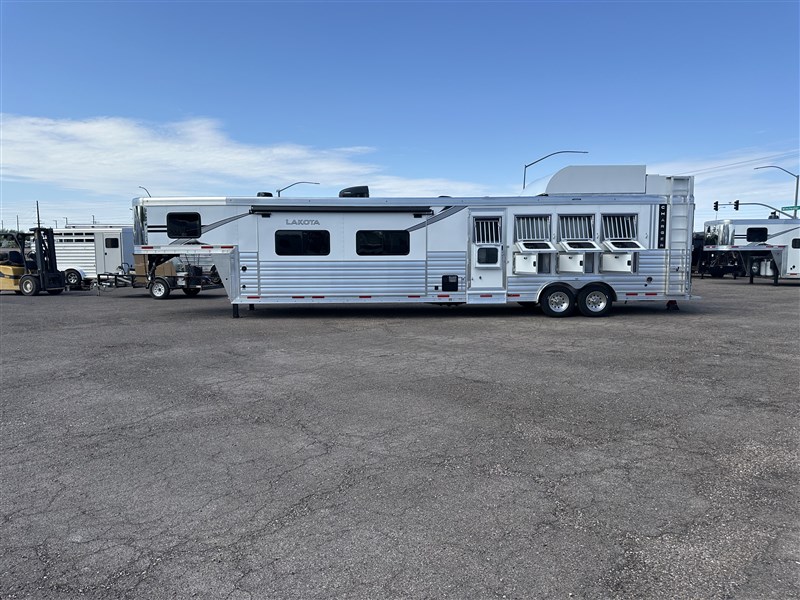 2025 Lakota 4h 17 'sw w/ dinette and couch in slide