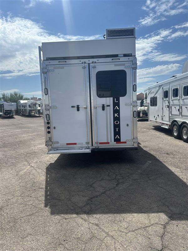 2025 Lakota 4h 17 'sw w/ dinette and couch in slide