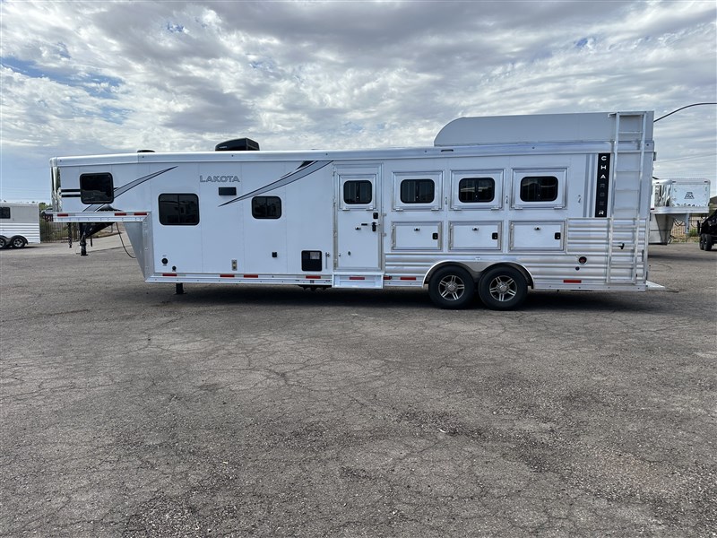 2025 Lakota 4 horse 11' sw with sofa on the riser wall