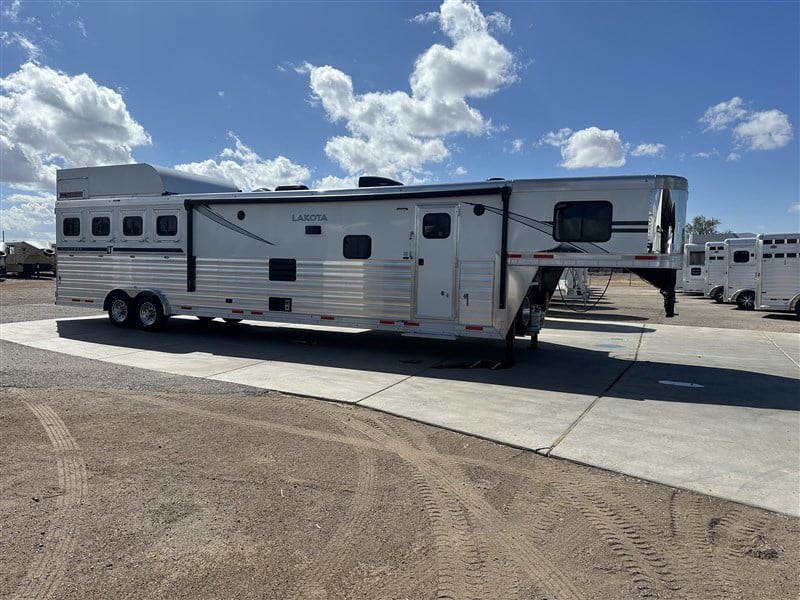 2025 Lakota 4 horse w/ 17' sw w/ breakfast bar