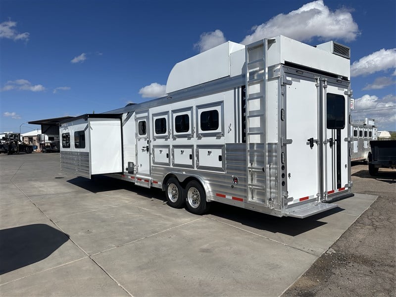 2025 Lakota 4 horse w/ 17' sw w/ breakfast bar