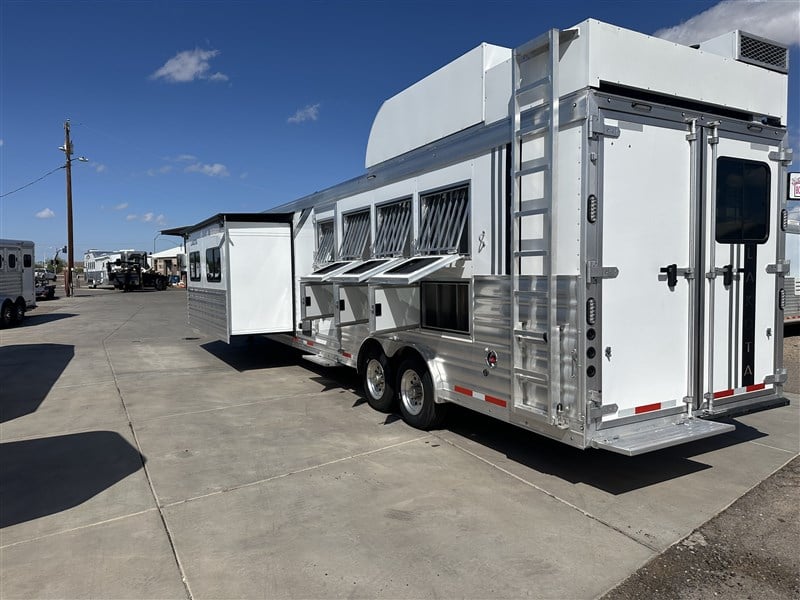 2025 Lakota 4 horse w/ 17' sw w/ breakfast bar