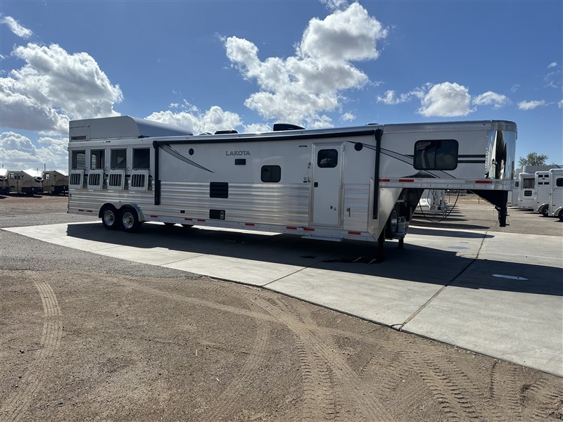 2025 Lakota 4 horse w/ 17' sw w/ breakfast bar