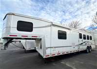 2006 4 horse Bison Stratus 4 Horse Living Quarters