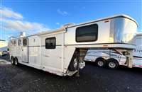 2004 3 horse Classic 3 Horse Living Quarters w/ both mid and rear tack 