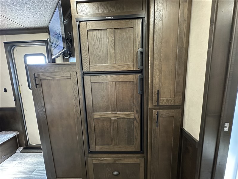 Merhow8312 RWSD Summit 3H w/ 12'SW Living Quarters10