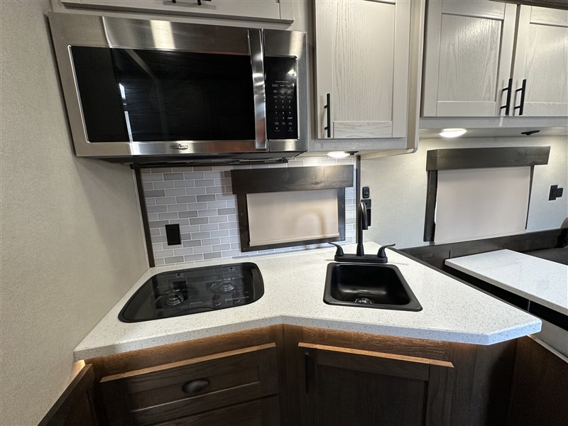 Merhow8312 RWSD Summit 3H w/ 12'SW Living Quarters9