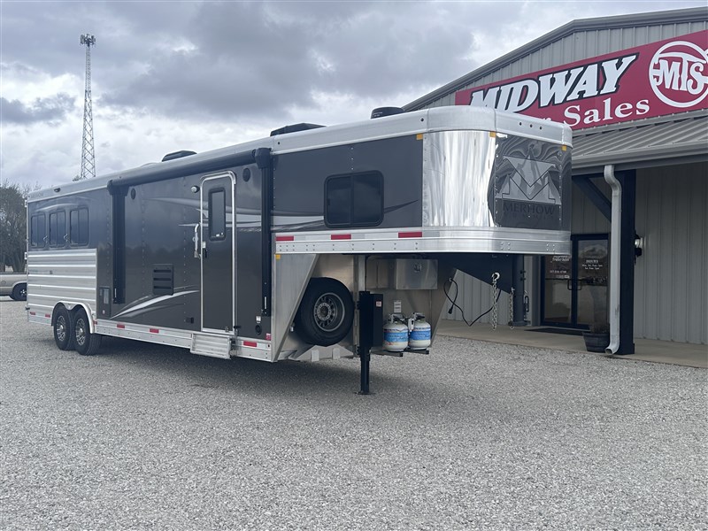 Merhow8312 RWSD Summit 3H w/ 12'SW Living Quarters2