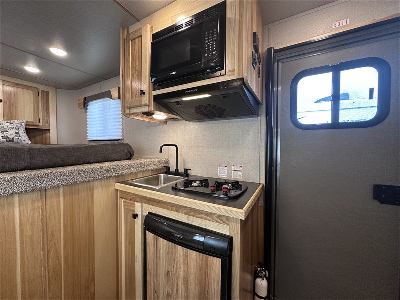 LakotaC072 Colt 2H w/ 7'SW Living Quarters9