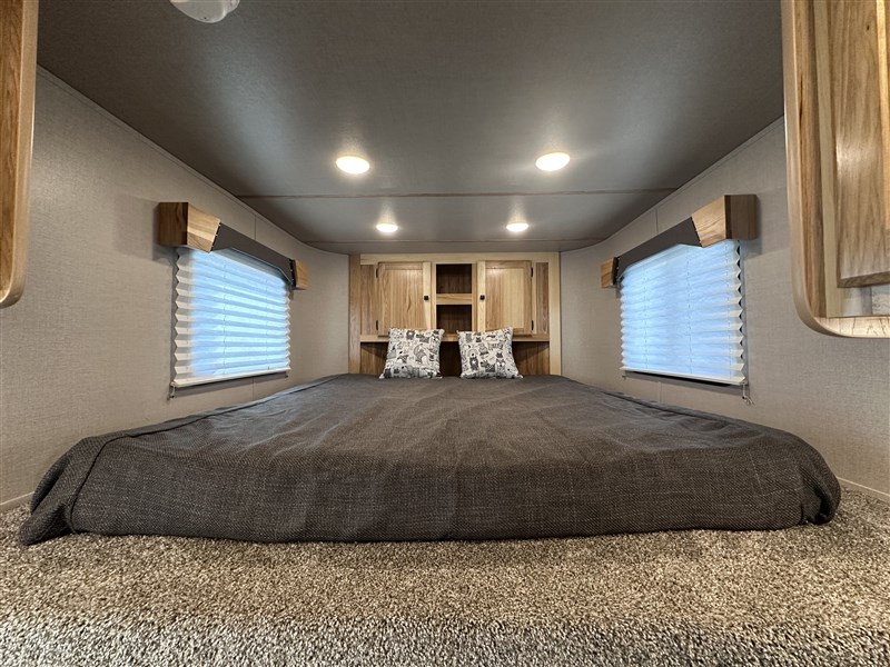 LakotaC072 Colt 2H w/ 7'SW Living Quarters7