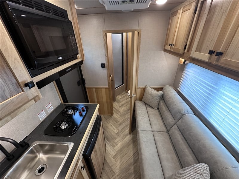 LakotaC072 Colt 2H w/ 7'SW Living Quarters8