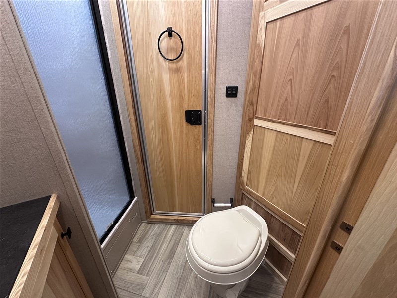 LakotaC072 Colt 2H w/ 7'SW Living Quarters10