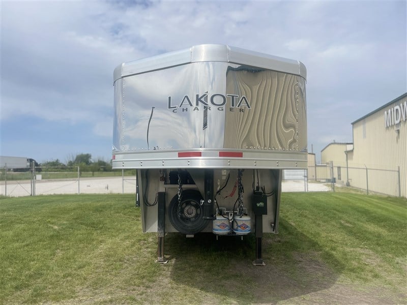 2021 Lakota c8315sr charger 3h w/ 15'sw lq & 6' slide-out gn
