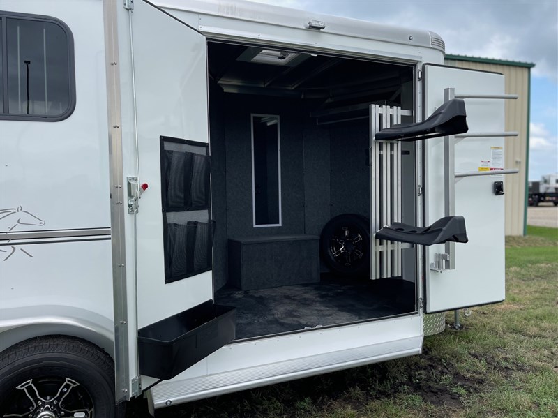 2025 Sundowner super tack 2h bumper pull w/ 69" front storage