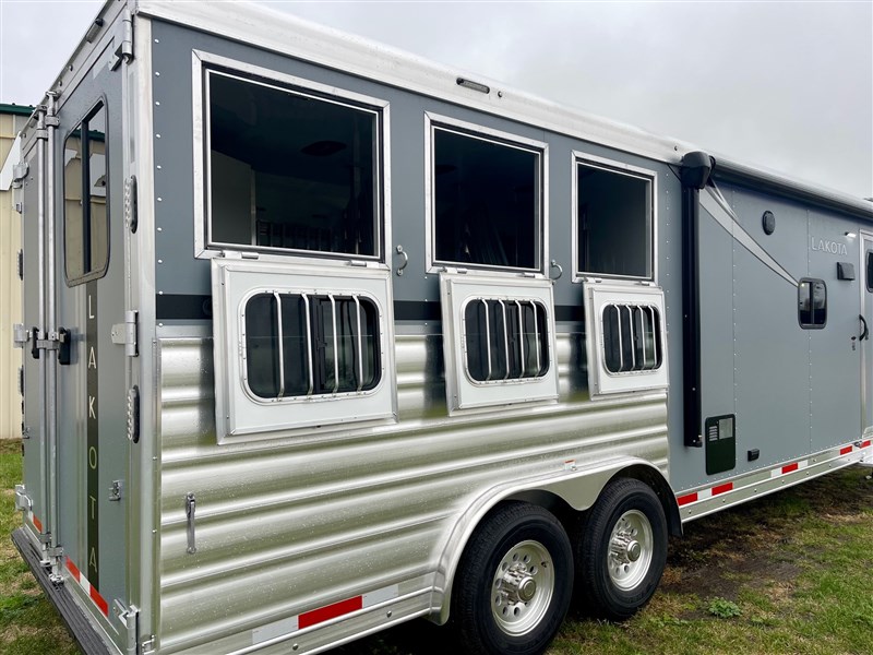 2025 Lakota ch8311rk charger 3h w/ 11'sw lq w/ 6' slide-out gn