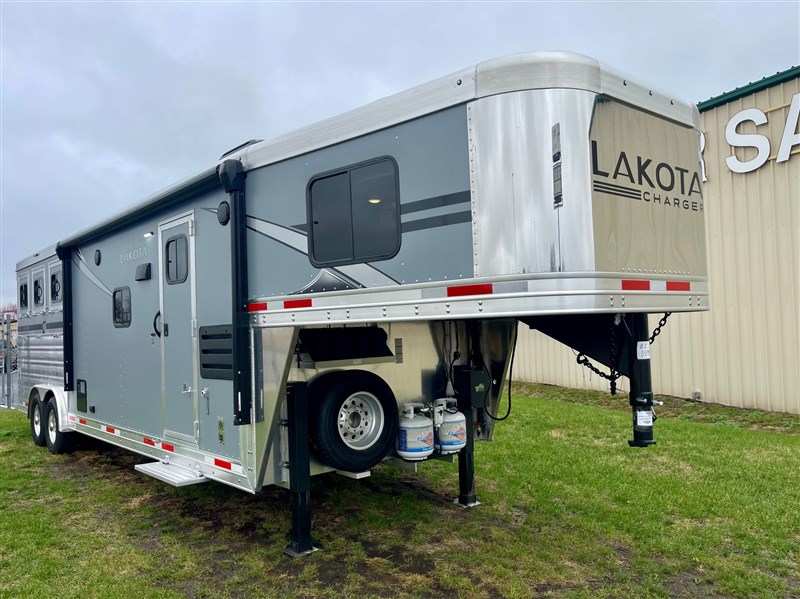 2025 Lakota ch8311rk charger 3h w/ 11'sw lq w/ 6' slide-out gn