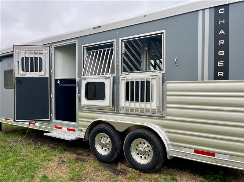 2025 Lakota ch8311rk charger 3h w/ 11'sw lq w/ 6' slide-out gn