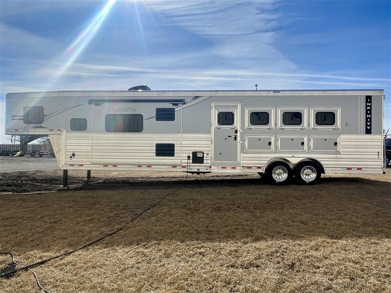 2025 Lakota in8415sr infinity 4h w/15'sw lq w/ 9' slide-out