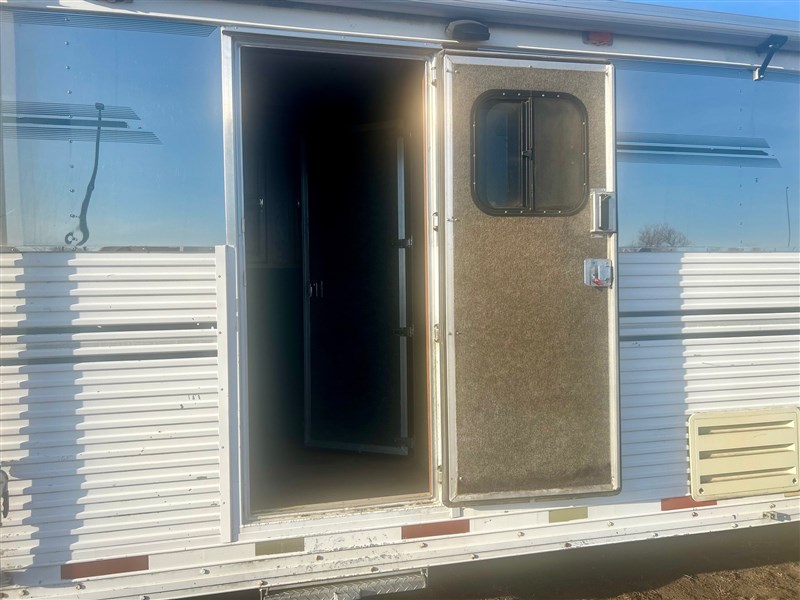 1997 Sidekick 3h w/ 16' living quarters & midtack