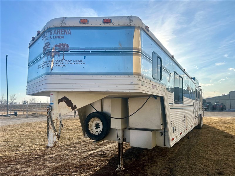 1997 Sidekick 3h w/ 16' living quarters & midtack