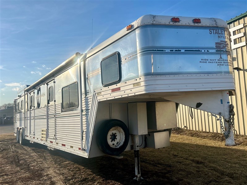 1997 Sidekick 3h w/ 16' living quarters & midtack
