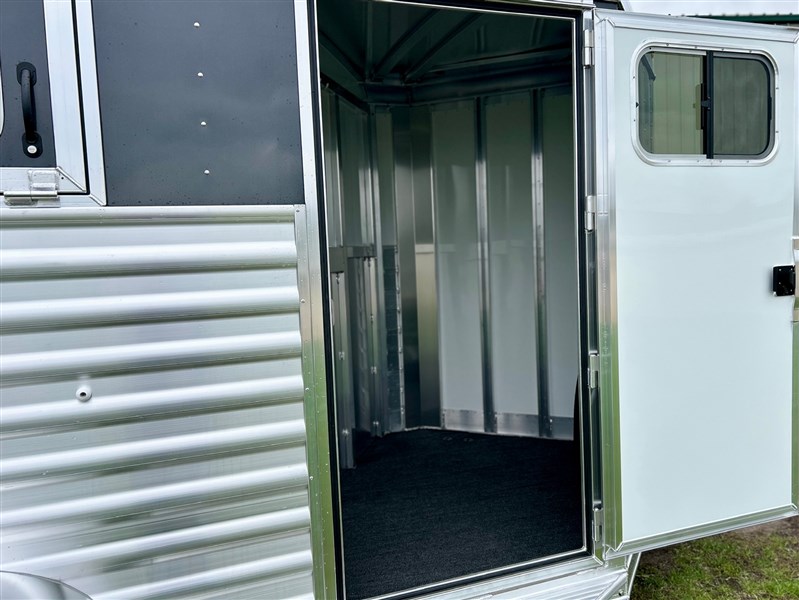 2027 Elite 2h bumper pull slant load aluminum horse trailer