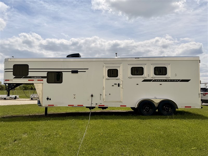 2027 Lakota ly39rk legacy 3h w/ 9' sw living quarters