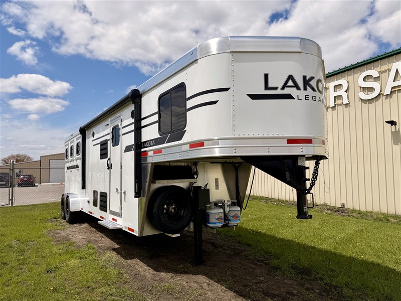 2027 Lakota ly39rk legacy 3h w/ 9' sw living quarters