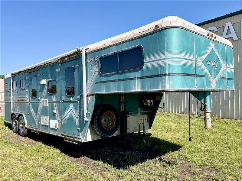 1993 Diamond g22 3h w/ 8'sw living quarters & midtack