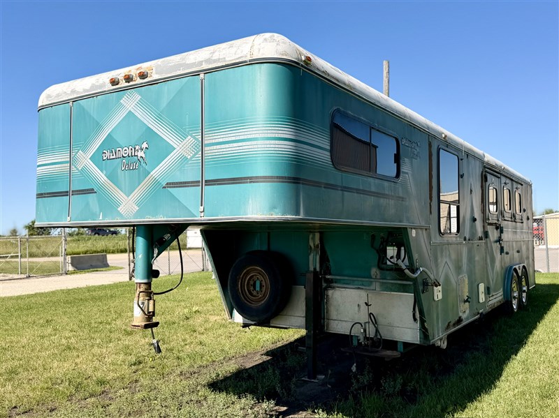 1993 Diamond g22 3h w/ 8'sw living quarters & midtack