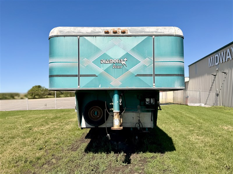 1993 Diamond g22 3h w/ 8'sw living quarters & midtack