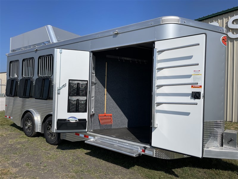 2023 Sundowner 4h w/ 69" front super tack