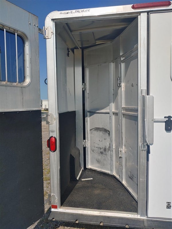 2004 Featherlite 9551- 7'6' wide, big dressing room