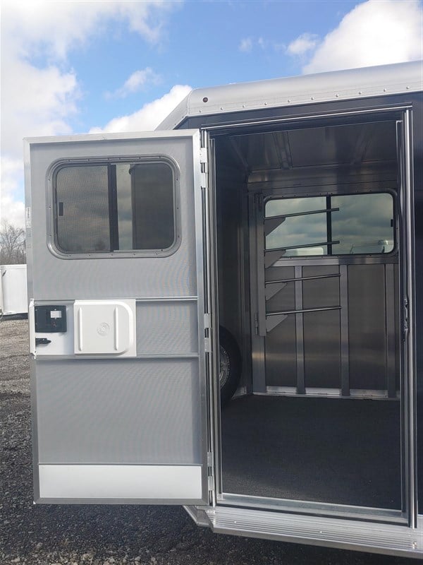 2025 Featherlite 9400- large dressing room
