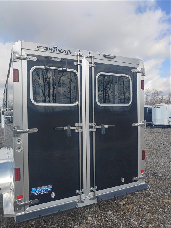 2025 Featherlite 9400- large dressing room