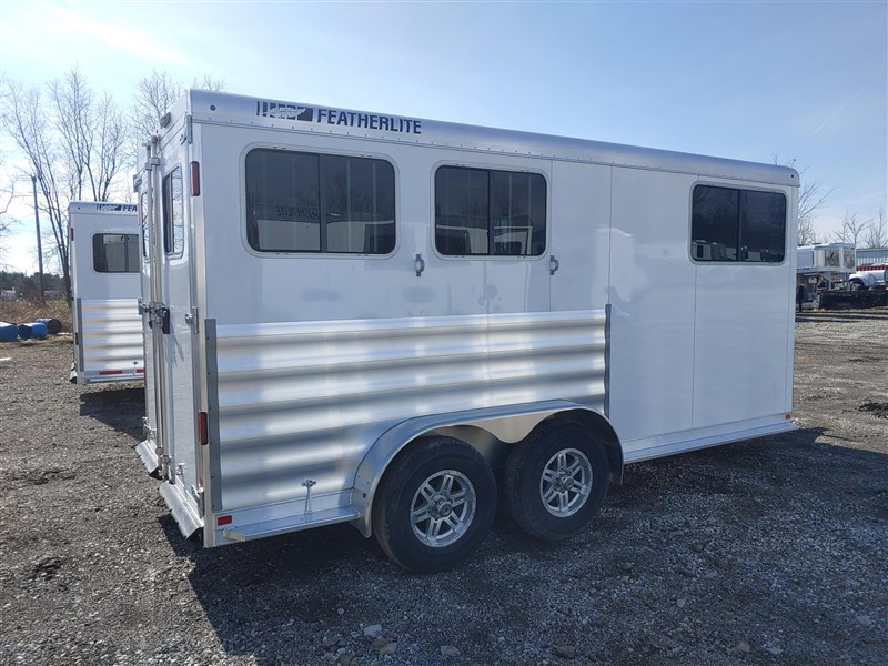 2025 Featherlite 9400- large dressing room