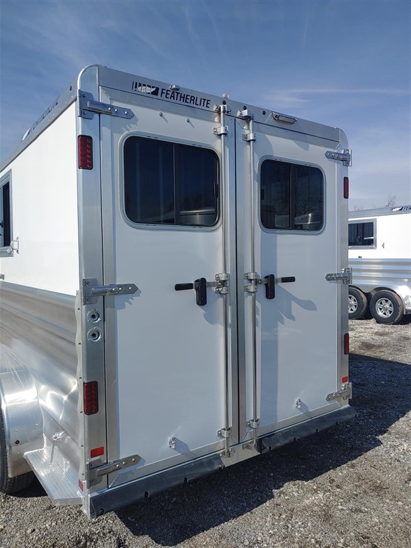 2025 Featherlite 9400- large dressing room