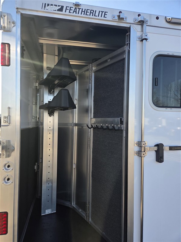 2025 Featherlite 9400- large dressing room