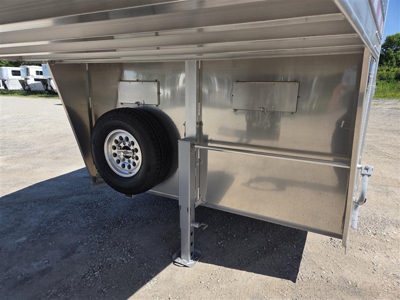 2027 Elite 24' stock, slide gate, side ramp, nice