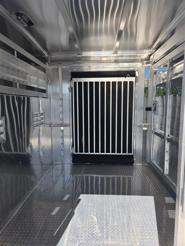 2027 Elite 24' stock, slide gate, side ramp, nice