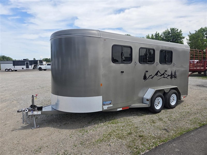 2018 CornPro 3 horse, dressing room, dividers