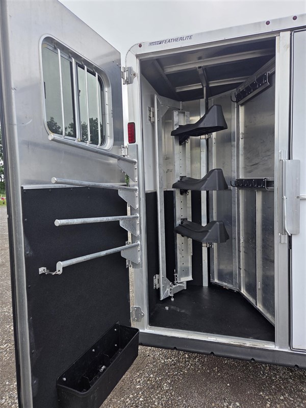 2016 Featherlite 9821- 11' short wall, nice