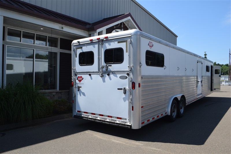 2007 Hart 6-8 horse straight load trailer