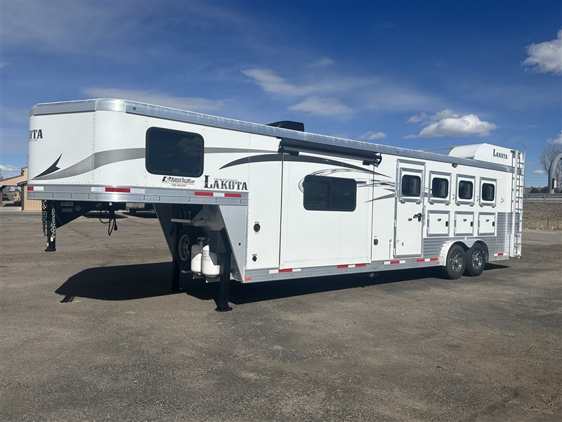 2015 Lakota 3 Horse Charger
